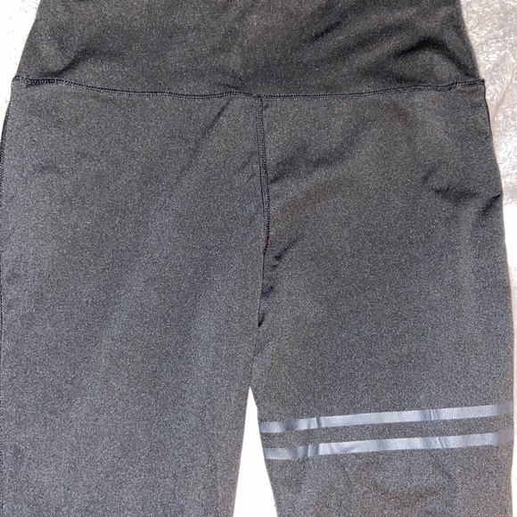 Medium pair of yoga leggings with 2 stripes on the right leg - Picture 3 of 5